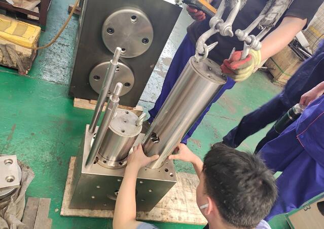 plastic extrusion screen changer cylindrical structural component