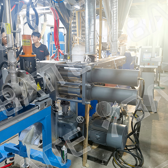 PET sheet extruder screen changer