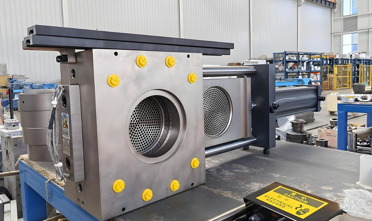 Polymer screen changer in extruder