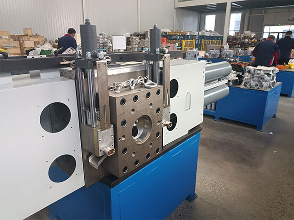 backflush screen changer in extruder