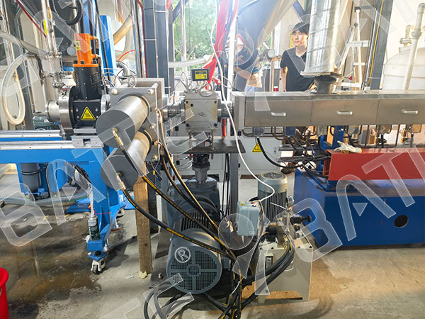 Dual pillar extrusion screen changer