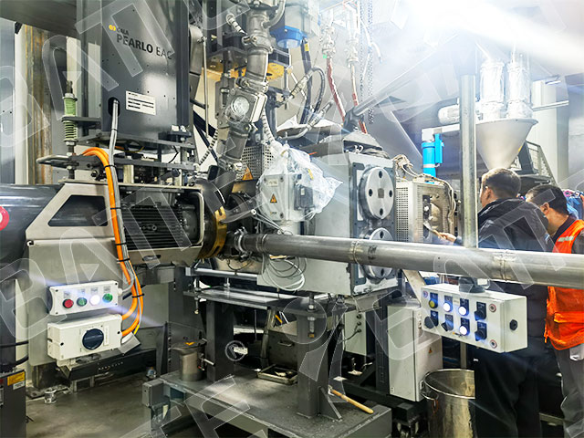 extrusion screen changer in extruder