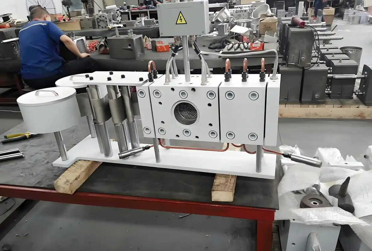 Polymer melt filtration screen changer