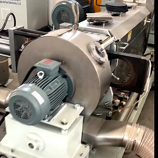 screen changer in extruder