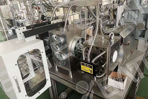 hydraulic extrusion screen changer in extruder