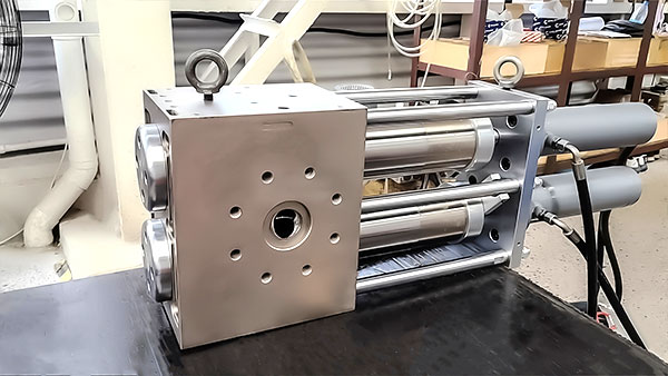 hydraulic extrusion screen changer in extruder